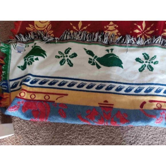 The Northwest Company Vintage Christmas Blanket High Bulk Acrylic 42' x 47' - Picture 2 of 5